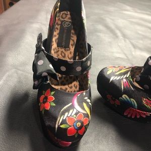 Sexy shoes wore a couple of times a little dusting !